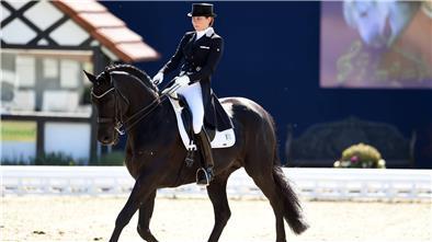 Susan Pape auf Harmony's Don Noblesse.