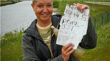 Susanne Gennrich hat in der Lune eine Flaschenpost aus dem Jahr 2000 gefunden. Nun sucht sie den Absender, einen damals noch sehr jungen Jan Braun.