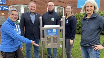 Susanne Glückselig (rechts) und Dr. Dorothee Radtke (links) vom NABU sowie Robert Kowitz, Reiner Jahn und Lyndzey Mowatt von der TSB freuen sich, dass sich das Kippenbarometer vorm Haus des Gastes in Burhave bereits bewährt.