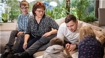 Susanne Schmidt hat drei Pflegekinder, eins davon ist ihr erwachsener Sohn David (Zweiter von rechts).