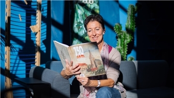 Susanne Schwan liest aus dem Jubiläumsbuch „750 Jahre Lehe“.