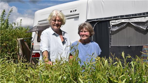 Susanne Stumper (links) und Christa Fürst sind seit drei Jahren Dauercamper in Rechtenfleth. Sie sind sehr zufrieden mit den neuen Betreibern des Platzes.