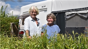 Susanne Stumper (links) und Christa Fürst sind seit drei Jahren Dauercamper in Rechtenfleth. Sie sind sehr zufrieden mit den neuen Betreibern des Platzes.