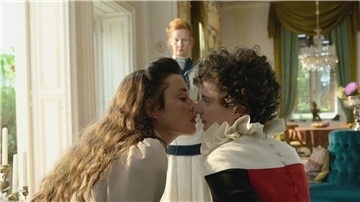 Susanne Wolff (l) als Sisi und Sandra Hüller (hinten) als Irma in einer Szene des Films „Sisi & Ich“.