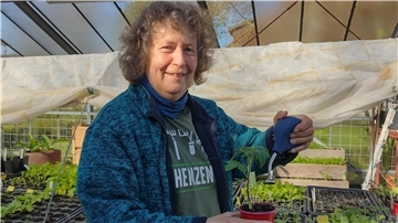 Susanne Zander, Ansprechpartnerin für das Gartenprojekt „Ran an den Spaten“, freut sich über jeden, der Tomatenpate wird.