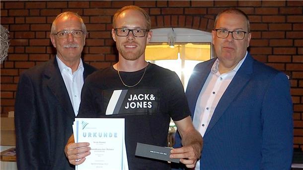 Sven Harms vom TV Langen (Mitte) wurde für seine vielfältigen sportlichen Leistungen vom KSB-Vorsitzenden Rüdiger Sauer (links) und Landrat Thorsten Krüger geehrt.