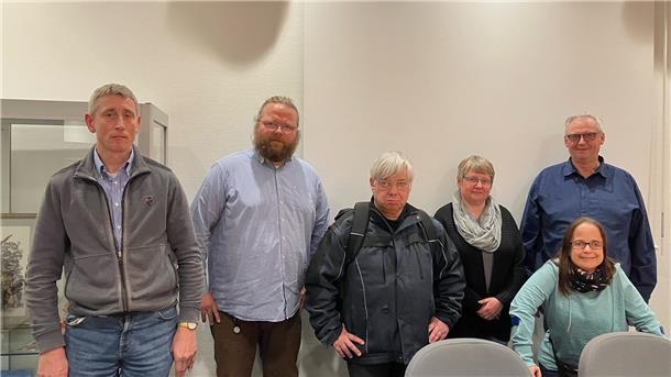 Sven Janßen, Steffen Högemann, Hergen Bremer, Manuela Tatje, Albert Mumme, Anja Hülsebusch (von links) tauschten sich über die Kritik an der Nordwest-Bahn aus.