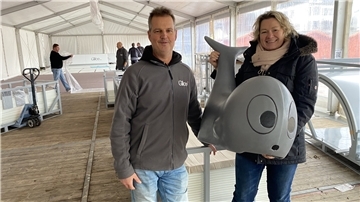 Sven Köhler und Ilona Tetzlaff freuen sich, dass schon bald die "Glice"-Eisbahn in Nordenham eröffnet wird.