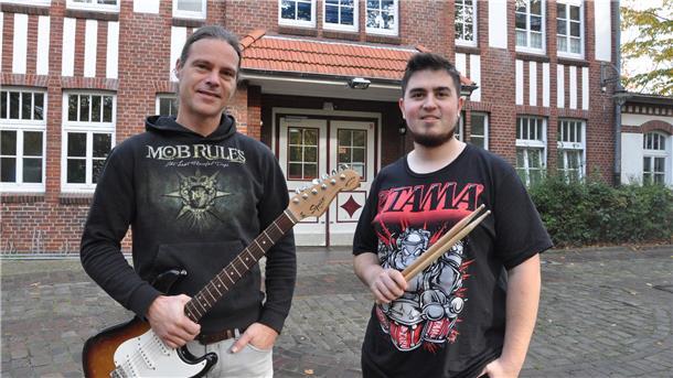 Junger Nordenhamer trommelt international Sven Lüdke (links) und Jan Kohrt sind beide Musiker. Und beide arbeiten sie in der Jahnhalle. Dort geben sie am 26. November ein Konzert. Gitarrist Sven Lüdke stellt mit einem Trio, zu dem auch Jan Kohrt gehört, eigene Kompositionen vor. Der Schlagzeuger Jan Kohrt tritt zudem mit der niederländischen Band Abraham Sarache auf.