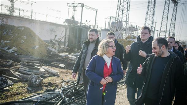 Svenja Schulze (m.) im Gerpräch mit Oleksandr Kubrakov (r.), Vize-Premierminister der Ukraine und Wiederaufbauminister.