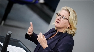 Svenja Schulze (SPD), Bundesministerin für wirtschaftliche Zusammenarbeit und Entwicklung, spricht im Bundestag zu den Abgeordneten.