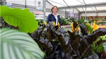 Frau mit Pflanzen