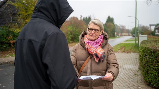 Svenja Wirths im Gespräch mit einem anderen Betroffenen: Die Anwohner wollen sich gegen die Zahlungsbescheide mit teils astronomischen Summen wehren.