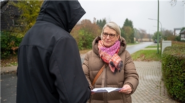 Svenja Wirths im Gespräch mit einem anderen Betroffenen: Die Anwohner wollen sich gegen die Zahlungsbescheide mit teils astronomischen Summen wehren.
