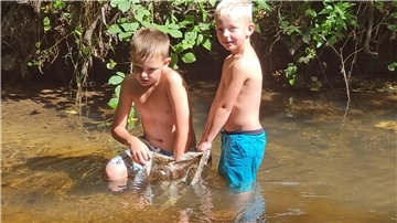 Sverre und Jonte, die zu Besuch bei ihrer Oma waren, haben sich ebenfalls nach Kräften bemüht, die Mehde von Müll zu befreien.