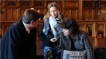 Svetlana Bolgova (Mutter von Ekaterina, rechts) unterhält sich über eine Dolmetscherin mit dem Nebenklägervertreter, Rechtsanwalt Andreas Berg.