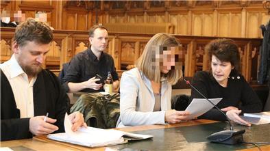 Svetlana Bolgova (rechts), Ekaterinas Mutter, verfolgt mit ihrer Dolmetscherin und ihrem Anwalt Dimitri Kurpil den Prozesstag.
