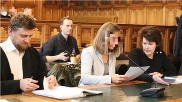 Svetlana Bolgova (rechts), Ekaterinas Mutter, verfolgt mit ihrer Dolmetscherin und ihrem Anwalt Dimitri Kurpil den Prozesstag.