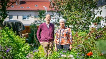 Sybille Böschen und Hubert Paetz vom Grünen Kreis Bremerhaven sind voller Vorfreude auf die Aktion „Offene Gartenpforte“. Foto: Hartmann