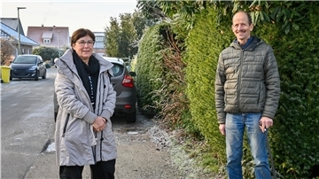 Sybille Böschen und Hubert Paetz vom Grünen Kreis stehe am Straßenrand.