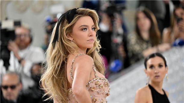 „Ikone“: Stars gedenken Karl Lagerfeld beim „Met Ball“ Sydney Sweeney bei der Eröffnung der Ausstellung „Karl Lagerfeld: A Line of Beauty“ im New Yorker Metropolitan Museum of Art.
