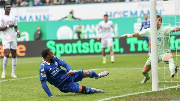 Sylla trifft spät: Schalke rettet Punkt in Fürth Sylla trifft spät zum 3:3-Ausgleich für Schalke
