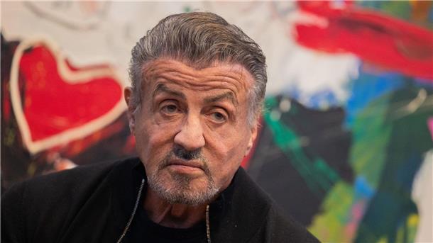 Sylvester Stallone ruft Töchter während ihrer Dates an Sylvester Stallone 2021 in der Ausstellung „Sylvester Stallone - Retrospektive zum 75. Geburtstag“ im Osthaus Museum in Hagen.