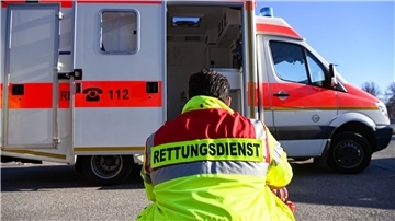 Ein Rettungssanitäter steigt in einen Rettungswagen.