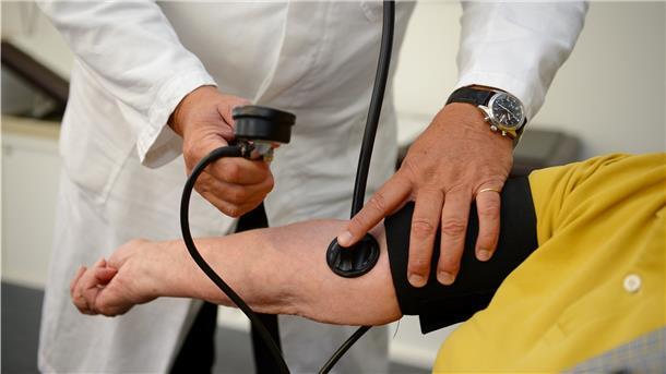 Symbolbild: Ein Hausarzt misst in seiner Praxis einer Patientin den Blutdruck. Die Versorgung in der Region ist laut Kassenärztlicher Vereinigung relativ stabil. Eine Landarztquote könnte helfen. Foto: Bernd Weißbrod/dpa