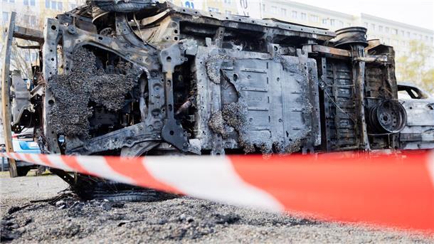 Symbolbild: Ein verbranntes Elektroauto. Die steigenden Zahl an Elektroautos stellt die Feuerwehren vor besondere Herausforderungen.