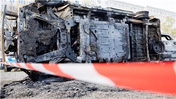 Symbolbild: Ein verbranntes Elektroauto. Die steigenden Zahl an Elektroautos stellt die Feuerwehren vor besondere Herausforderungen.