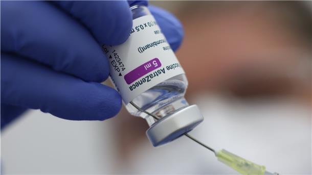 Symbolbild: Eine Spritze mit dem Corona-Impfstoff von Astrazeneca wird aufgezogen. Hausärzte müssen bei Astrazeneca-Impfungen oft längere Gespräche führen.