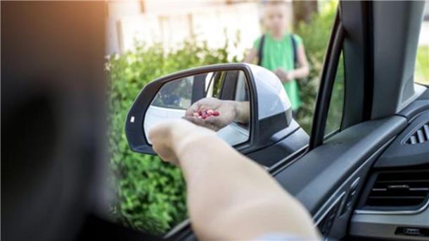 Hinweise: Unbekannte sprechen Kinder aus Auto heraus an Symbolbild: Fremde locken und sprechen Kinder an