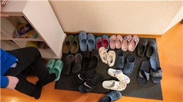 Symbolbild:  Hausschuhe stehen vor einem Zimmer im Kinderheim.