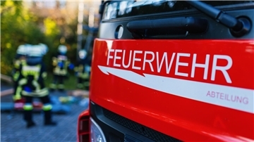 Das Symbolfoto zu einem Brand in Brake zeigt Feuerwehrleute und ein Feuerwehrauto.