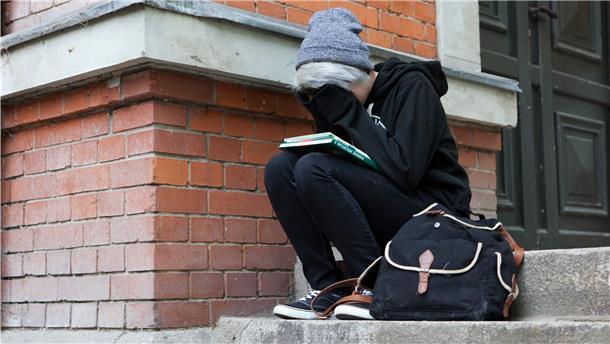 Symbolfoto: Ein Mobbing-Opfer auf dem Schulhof.