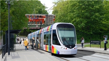 Symbolfoto einer Straßenbahn: Könnte eine Regionalstadtbahn das Cuxland und Bremerhaven besser verzahnen? Foto: Roberto Pfeil/dpa