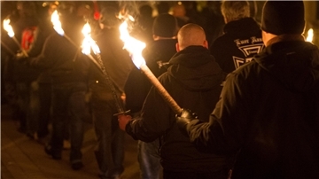 Symbolfoto: Teilnehmer einer rechten Demonstration marschieren mit Fackeln.