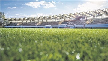 Symbolfotos über den aktuellen baulichen Zustand des Nordsee-Stadions in Bremerhaven mit Tribünen und Spielfeld.