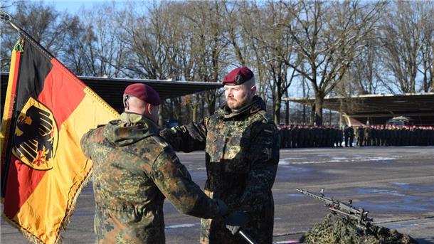 Symbolischer Moment: Brigadegeneral Andreas Steinhaus (links) übergibt die Truppenfahne, und damit das Kommando über das Fallschirmjägerregiment 31 in Seedorf, an Oberstleutnant Maik Münzner.