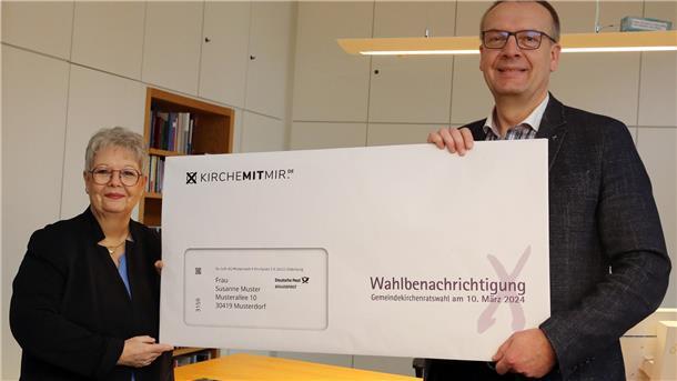 Synodenpräsidentin Sabine Blütchen (links) und Bischof Thomas Adomeit (rechts) rufen anlässlich des Versands der Wahlunterlagen dazu auf, sich an der Gemeindekirchenratswahl 2024 zu beteiligen. „Ihre Stimme zählt!“, so ihr Appell.