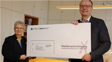 Synodenpräsidentin Sabine Blütchen (links) und Bischof Thomas Adomeit (rechts) rufen anlässlich des Versands der Wahlunterlagen dazu auf, sich an der Gemeindekirchenratswahl 2024 zu beteiligen. „Ihre Stimme zählt!“, so ihr Appell.
