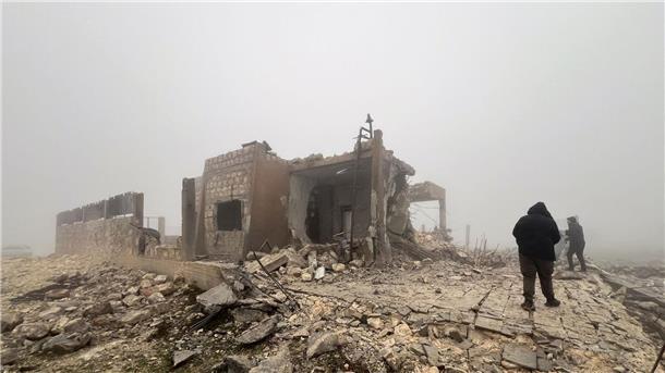 Rache mit Raketen: Irans Schattenkonflikt mit Israel Syrer blicken auf eine verlassene medizinische Einrichtung, die nach Angaben der freiwilligen Rettungsorganisation White Helmets am späten Montagabend von iranischen Raketen getroffen wurde.