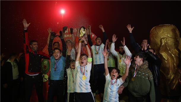 Syrer feiern nach ihrem Sieg im Finale des „World Cup of Camps“ in einem Flüchtlingslager in Idlib, der parallel zur Fußball-Weltmeisterschaft in Katar stattfindet.