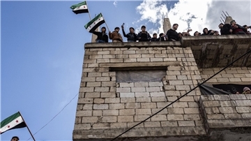 Syrer nehmen an einer Demonstration teil: 16,7 Millionen Menschen brauchen in Syrien humanitäre Unterstützung.