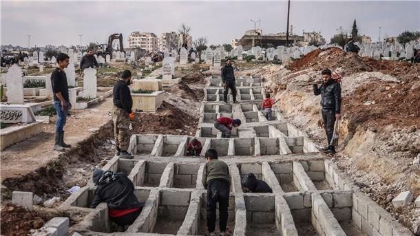 Ein Monat nach den Beben: „Die Zukunft ist vorbei“ Syrer präparieren entlang der türkisch-syrischen Grenze Gräber für ihre Angehörigen, die bei dem verheerenden Erdbeben ums Leben gekommen sind.