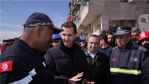 Etwas Bühne für Assad: Syriens Präsident nach den Erdbeben Syriens Präsident Baschar al-Assad beim Besuch von Vierteln in Aleppo, die von de Erdbeben betroffen sind.