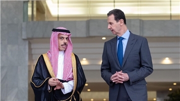 Syriens Präsident Baschar al-Assad (r) empfängt Faisal bin Farhan, Außenminister von Saudi-Arabien, in Damaskus.
