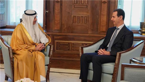 Syriens Präsident Baschar al-Assad (r) und Nayef al-Sadiri, Botschafter von Saudi-Arabien in Jordanien, bei einem Treffen in Damaskus.
