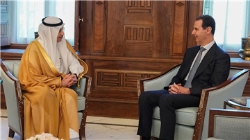 Syriens Präsident Baschar al-Assad (r) und Nayef al-Sadiri, Botschafter von Saudi-Arabien in Jordanien, bei einem Treffen in Damaskus.